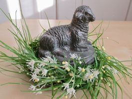 Dekoration: Blei-Skulptur, liegendes Schaf / Osterlamm