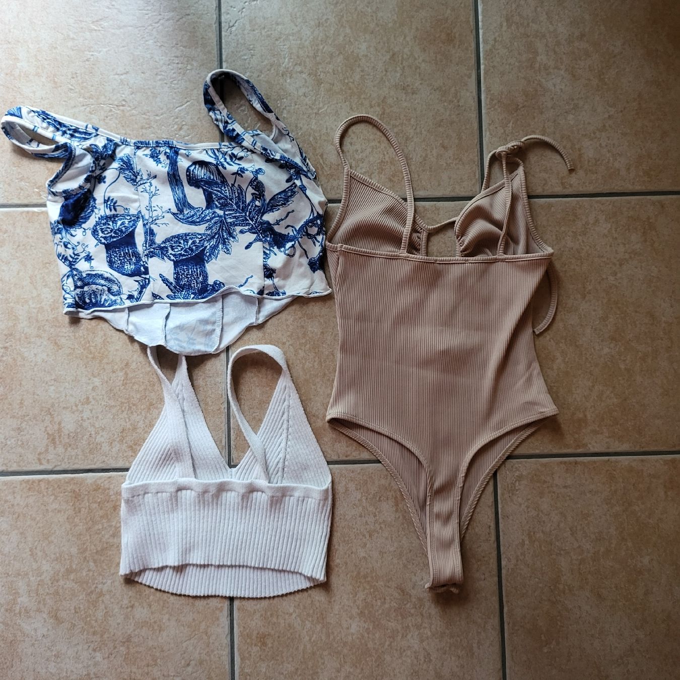 Lotti di vestiti: 2 tops +1 boddy – Usato da Sion venduto da Oonathoo 1