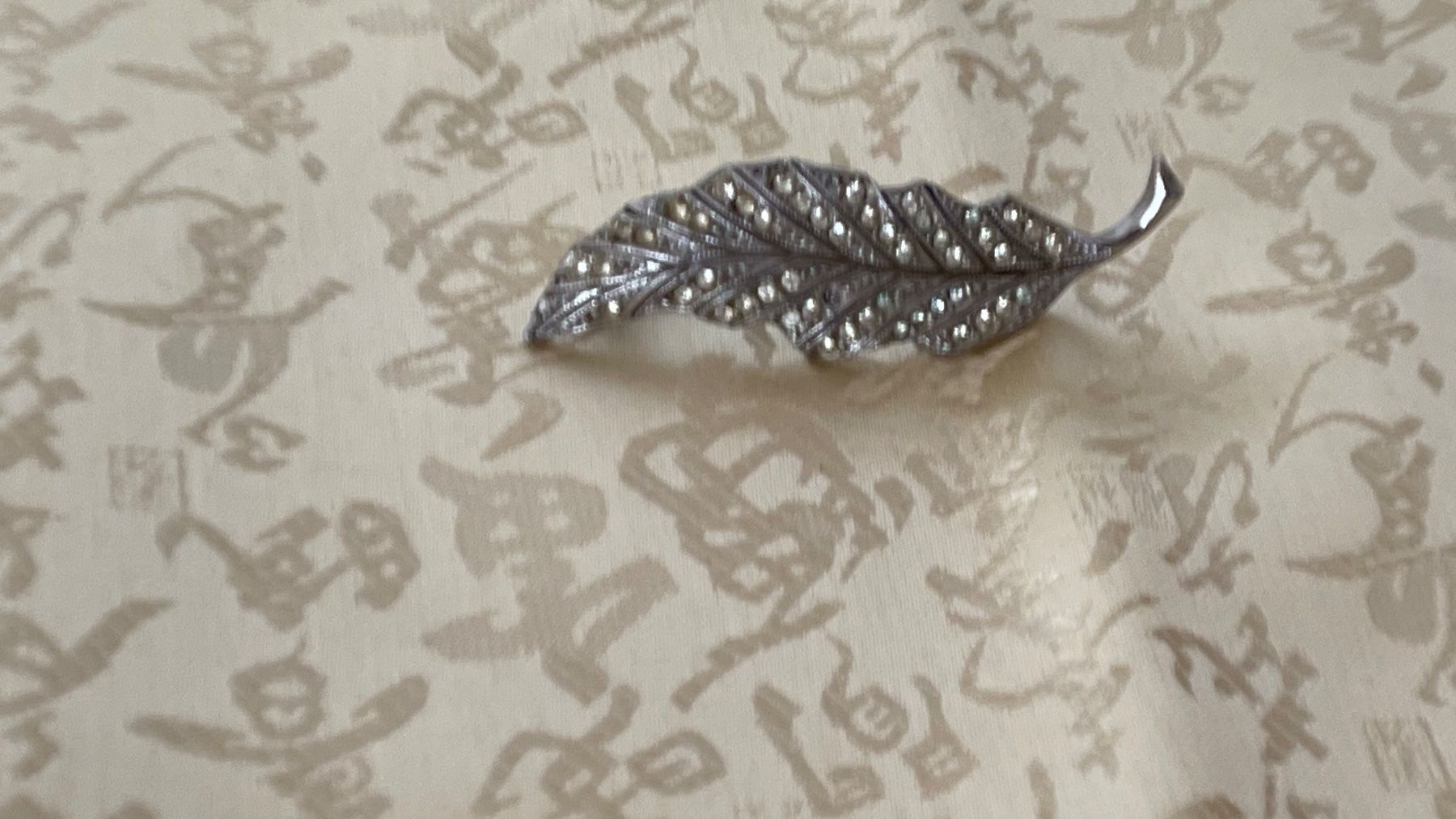Swarovski Spille & Fermagli: Brosche Baumblatt Metall Kristalle – Nuovo (secondo la descrizione) da Kölliken venduto da Prscoo 7