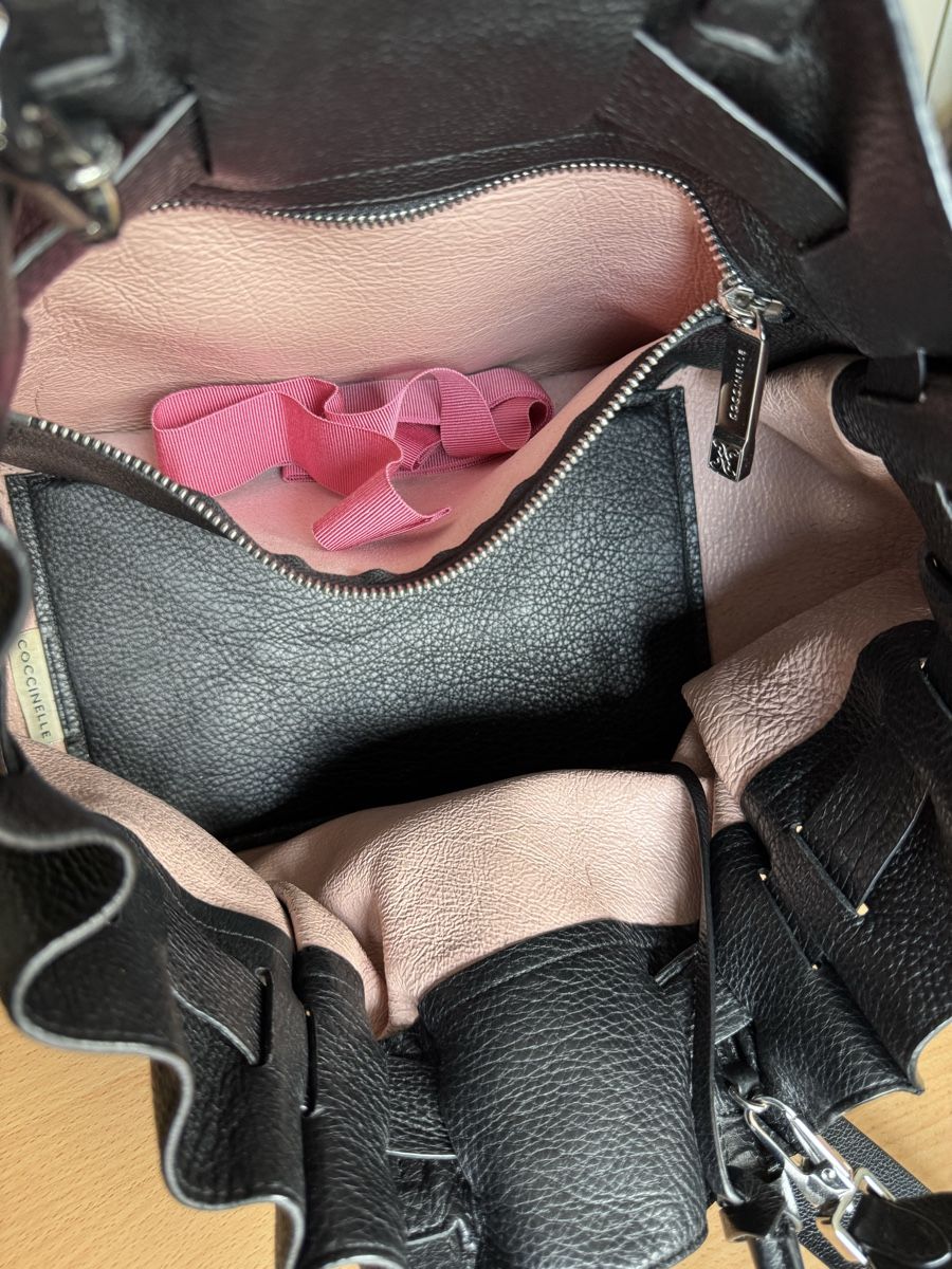 Coccinelle Taschen für Damen: Coccinelle Sac à main noir, cuir véritable – Gebraucht aus Morges von sandy069 1