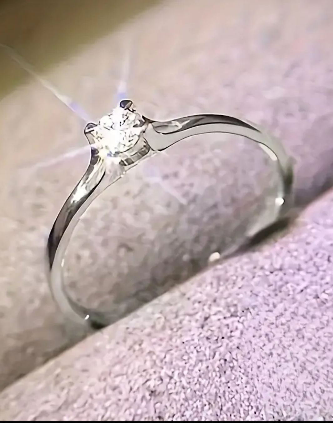 Anelli: Schlichter versilberter Ring mit Zirkonia, Grösse 7 – Nuovo e nell'imballaggio originale da Kehrsatz venduto da Matumbaaa