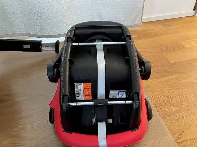 Seggiolini per auto: Maxi cosi Pebble Plus mit Isofix Station 2wayFix – Usato da Bülach venduto da Wallis016 2