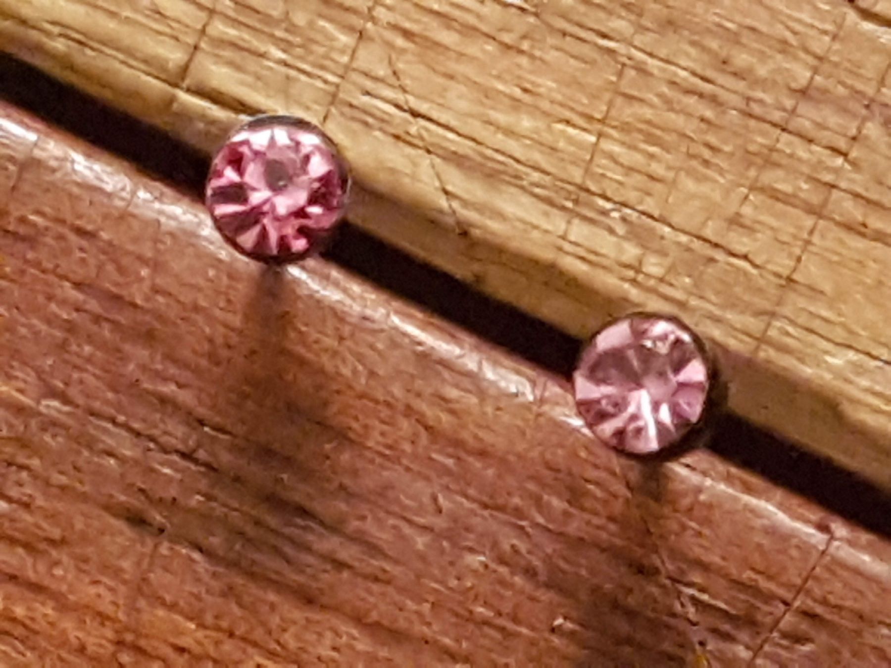 Ohrringe & -stecker: Ohrstecker facettiert glitzernd rosa Mini, silberfarben – Gebraucht aus Ettingen von Maranathatalitha