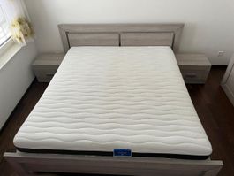 Lit avec matelas (sans tables de chevet), 180 × 200cm.