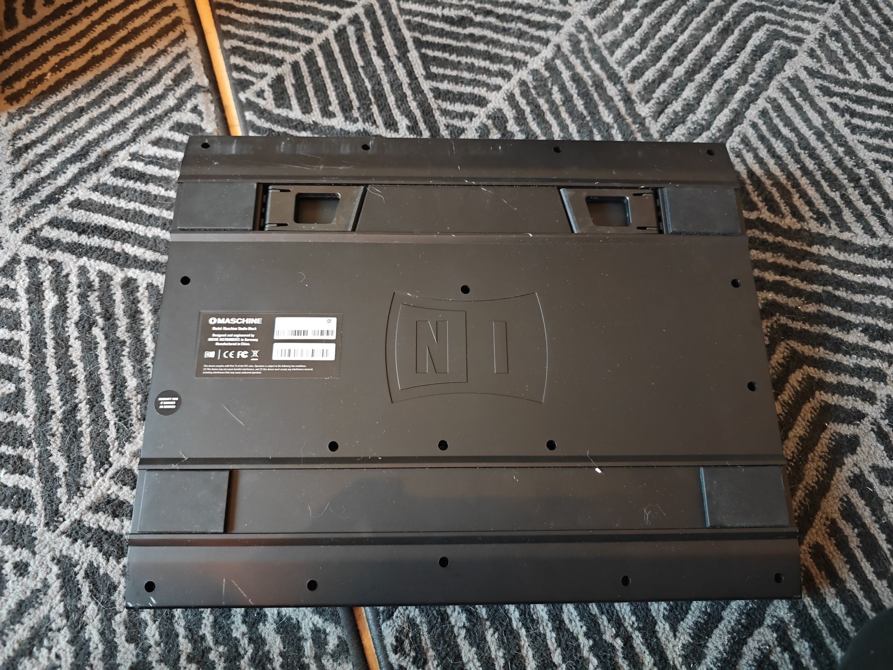 Native Instruments Strumenti musicali: Native Instruments Maschine Studio - Top Zustand! – Usato da Eglisau venduto da LUXEvents 1
