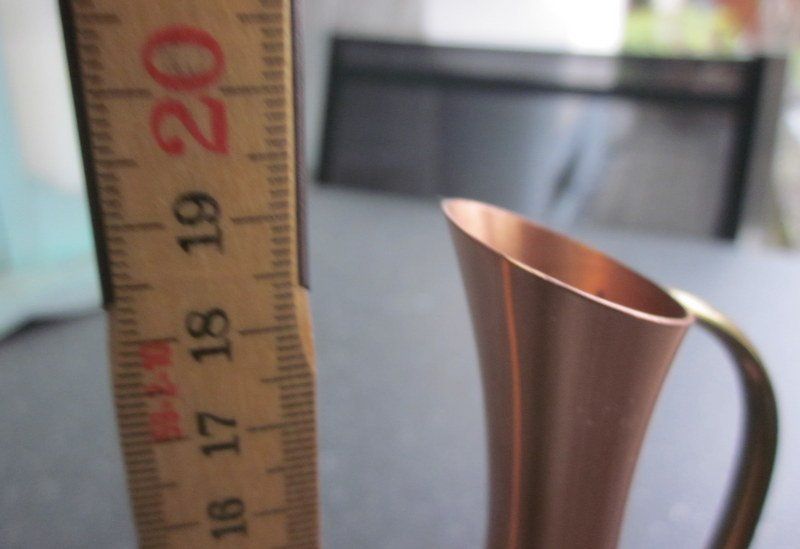 Vasen & Gefässe: Mid Century Kupfer Vase mit Messing-Henkel – Gebraucht aus Bischofszell von raika 7