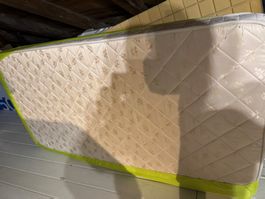 Bettgestell 100cm x210cm mit Matratze und Bett Lattenrost.