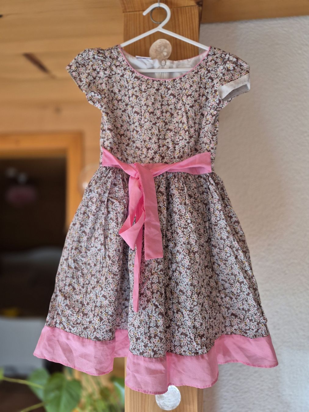 Robes et jupes: Wunderschönes Blumenkleid Gr.104 Mädchen – D'occasion à Wynigen par La_Talpa