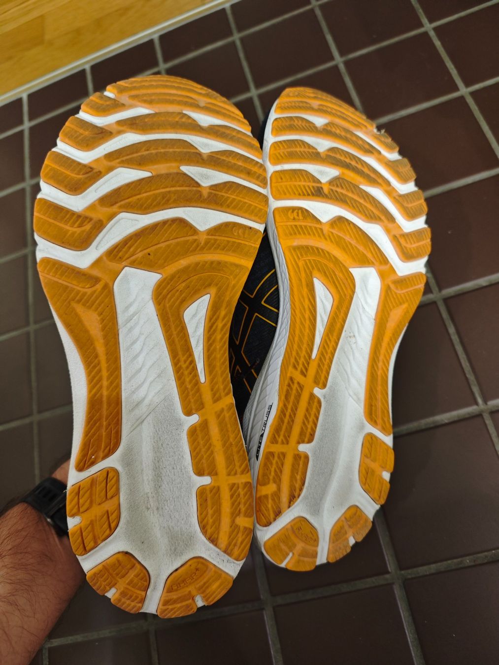 Asics Scarpe da uomo: Asics GT-2000 10 Grösse 45 Farbe Deep Ocean/Amber – Usato da Zürich venduto da allezplusloin 4