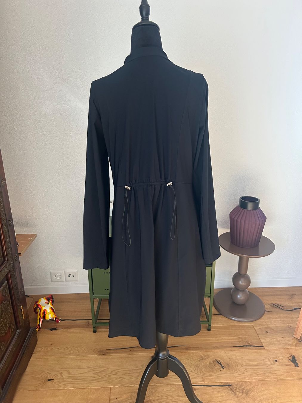 Vestiti: Robe noire – Usato da Val-d'Illiez venduto da Dombou 2