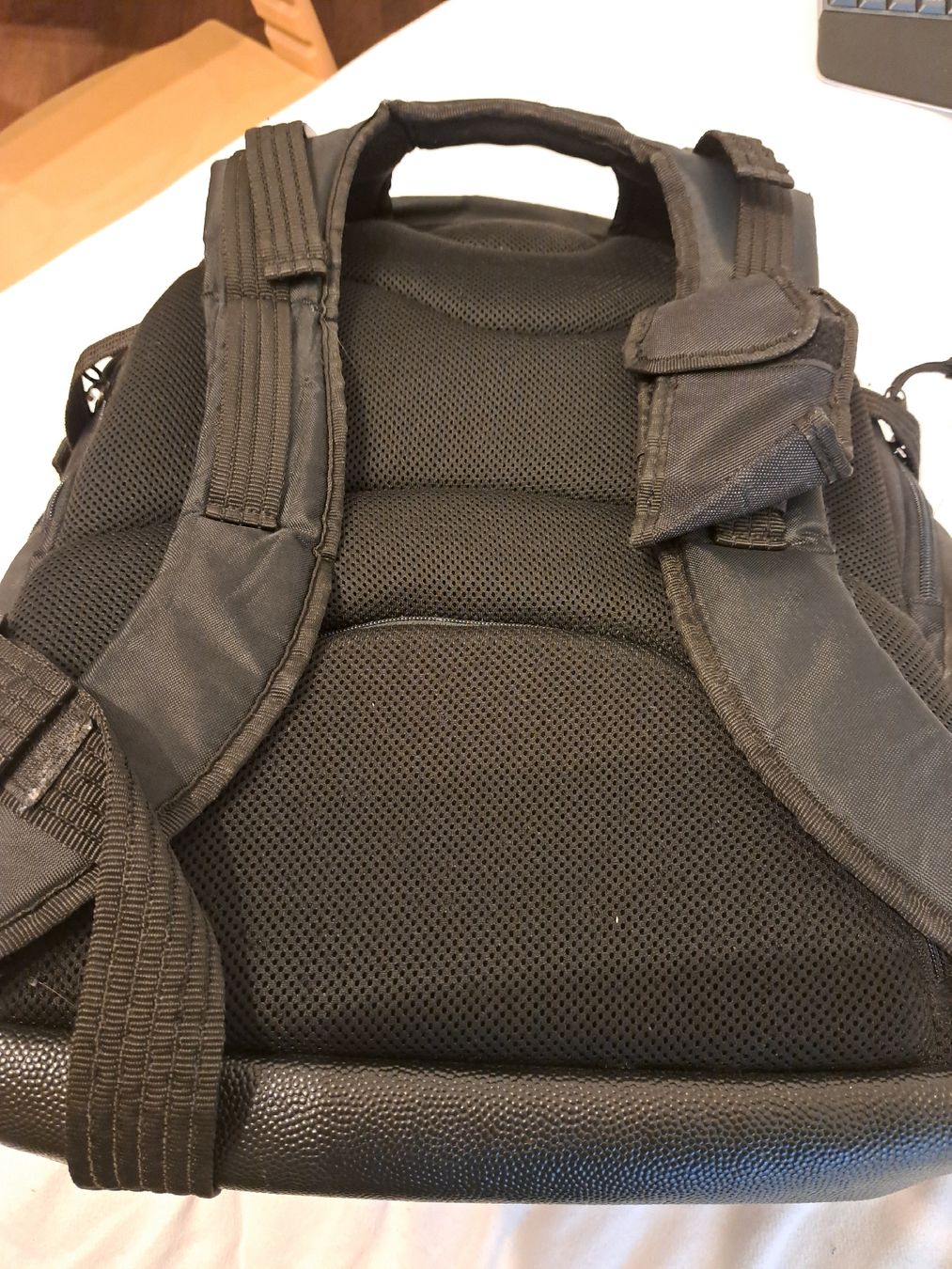 Zaini: Praktischer, schwarzer Notebookrucksack – Usato da Triesenberg venduto da Anastasia26 2