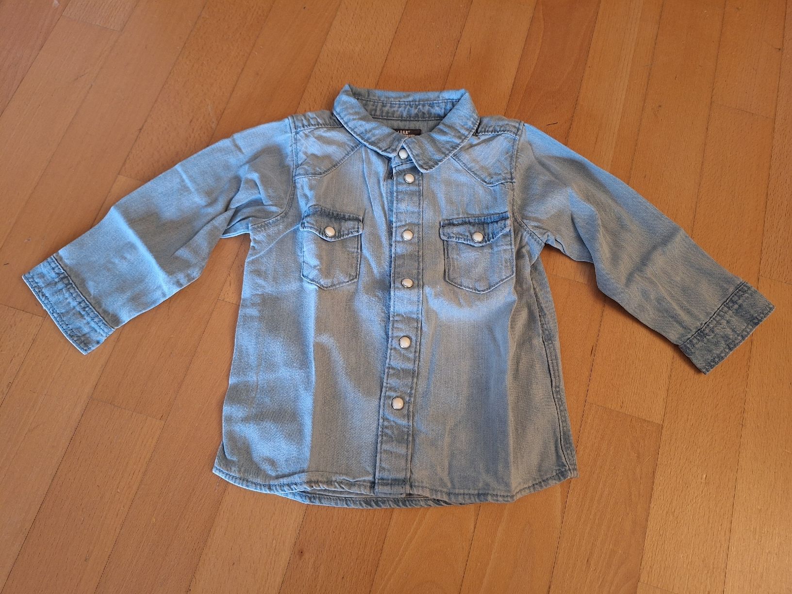 H&M Camicie, T-shirt & Polo: Jeanshemd von H&M in Gr. 80 – Usato da Oberrieden venduto da smarties949