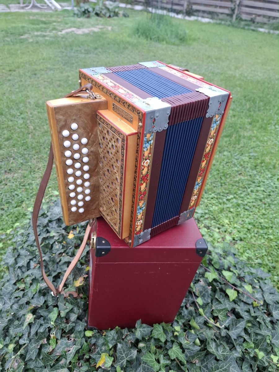 Instruments de musique: Nussbaumer Schwyzerörgeli – D'occasion à Domdidier par HA92