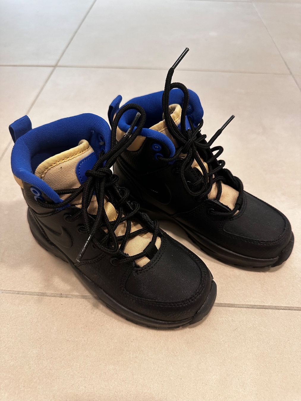 Nike Scarpe per ragazzi: Neue Nike Kinder Schuhe Gr.28 – Nuovo (secondo la descrizione) da Zürich venduto da bur_6jq9