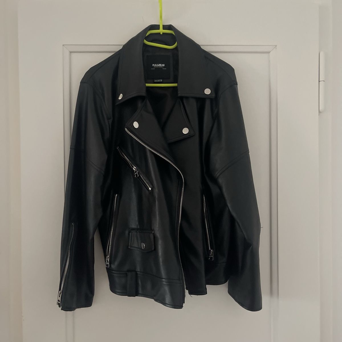 Pull&Bear Giacche: Pull&Bear Bikerjacke aus schwarzem Kunstleder. Gr. M – Nuovo (secondo la descrizione) da Bern venduto da dek_7bjd
