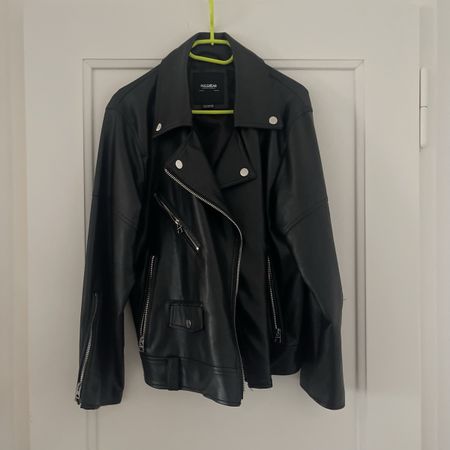 Pull&Bear Bikerjacke aus schwarzem Kunstleder. Gr. M
