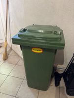Abfallcontainer Faserplast in gebrauchtem Zustand