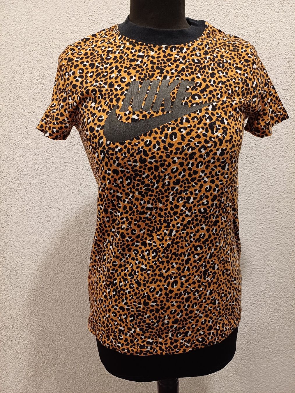 Nike T-shirt: T-Shirt nike mit leopardmuster, xs – Nuovo (secondo la descrizione) da Winterthur venduto da Smily-_-