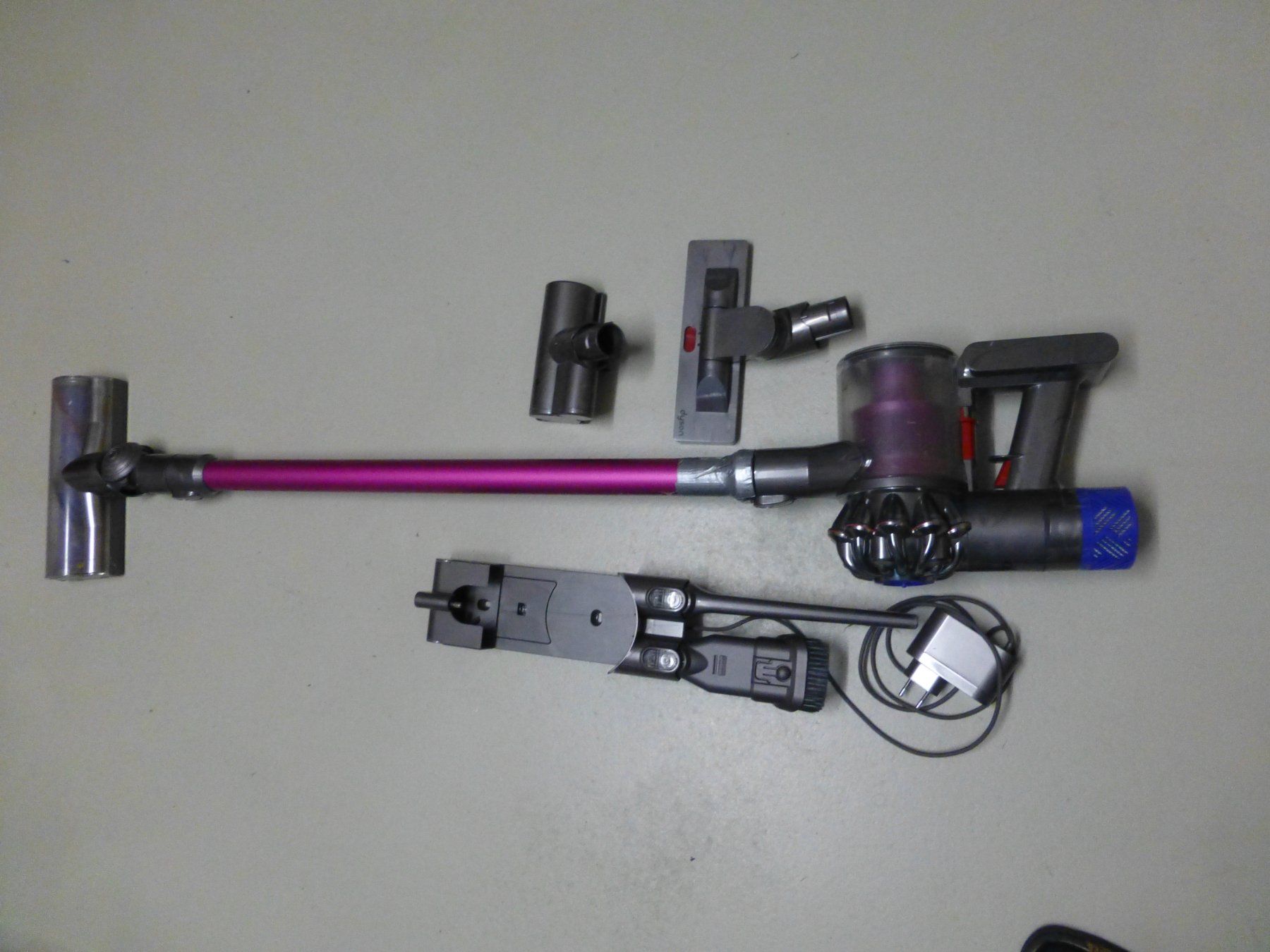Dyson Aspirateurs & Accessoires: Dyson Besensauger V6 – D'occasion à Deitingen par Hene550 1