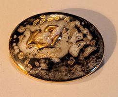 Broche porcelaine perle