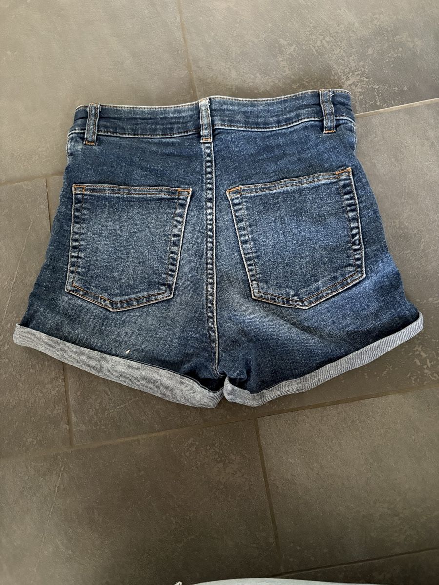 H&M Jeans: Kurze enge Jeanshose, Grösse 34 – Usato da Schwarzenbach SG venduto da Manmar