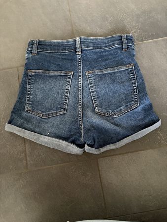 Kurze enge Jeanshose, Grösse 34