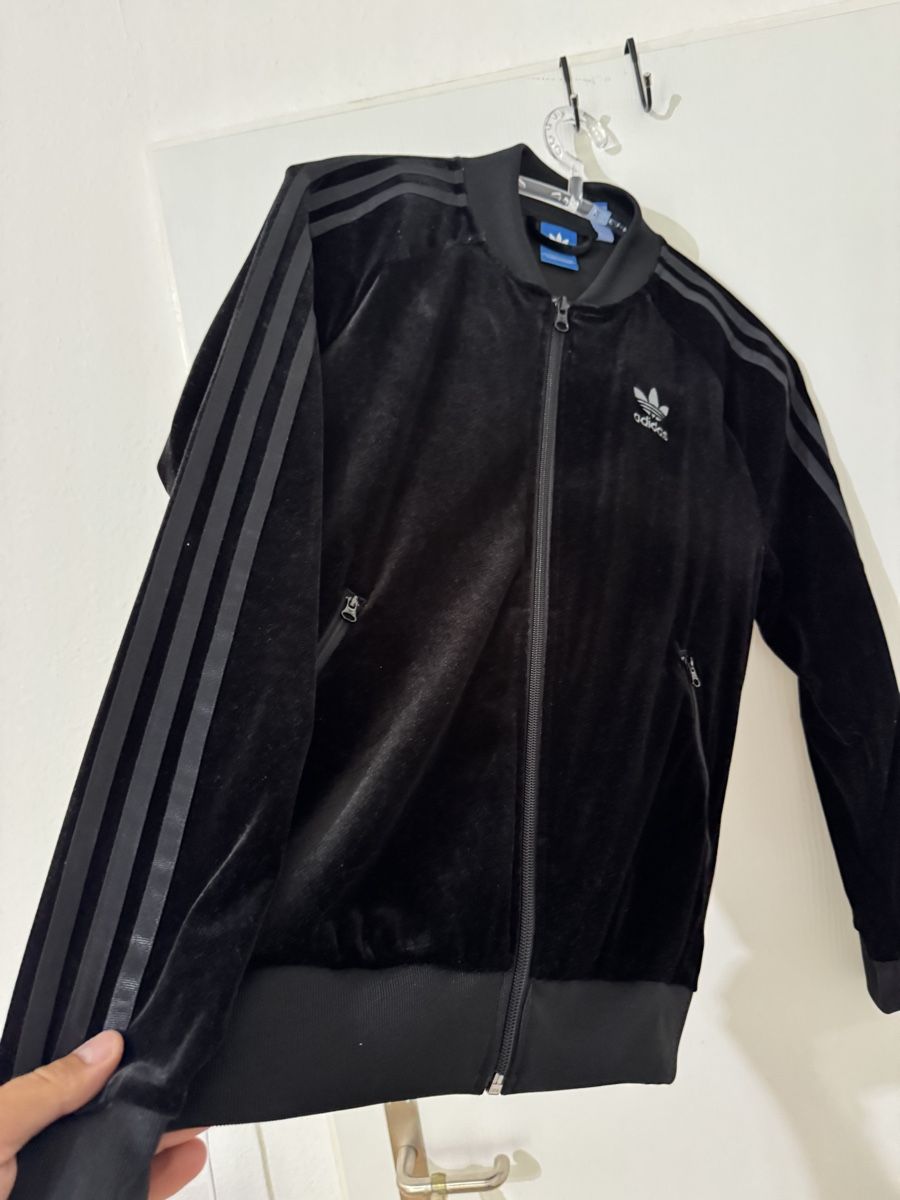 Adidas Maglioni & Felpe: Adidas Oryginals Damen Samt Zip Pullover Schwarz Grösse 38 – Nuovo (secondo la descrizione) da Wetzikon ZH venduto da Jan_wojt 2