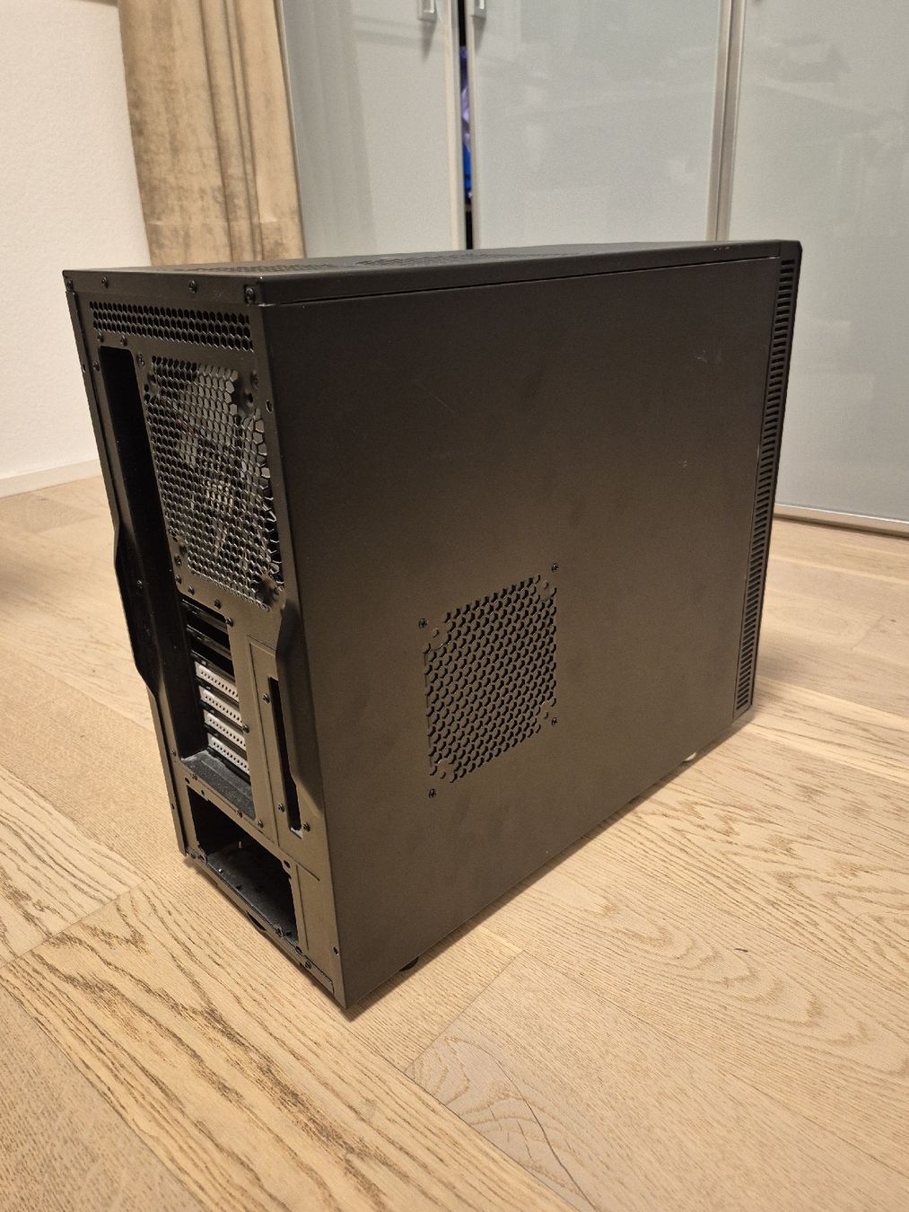 Custodie: Gebrauchtes PC Gehäuse - Midi Tower – Usato da Zürich venduto da Corrosion 4
