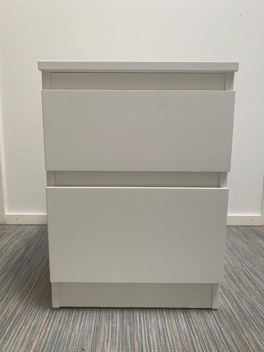 Ikea Tables de nuit: Ikea Nachttisch weiss – D'occasion à Rheinfelden par Piotr73