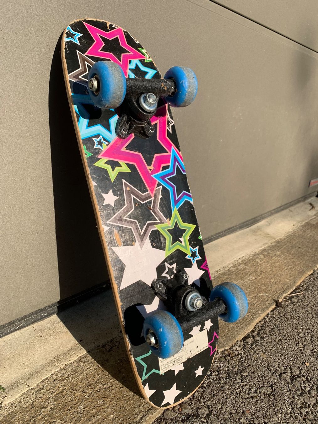 Skateboards: Skateboard with star design. Ready to get going! – Usato da Winterthur venduto da 2mirj 2