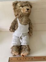 Antiker Teddybär mit Overall, ca. 60 cm, Sammlerstück Stroh