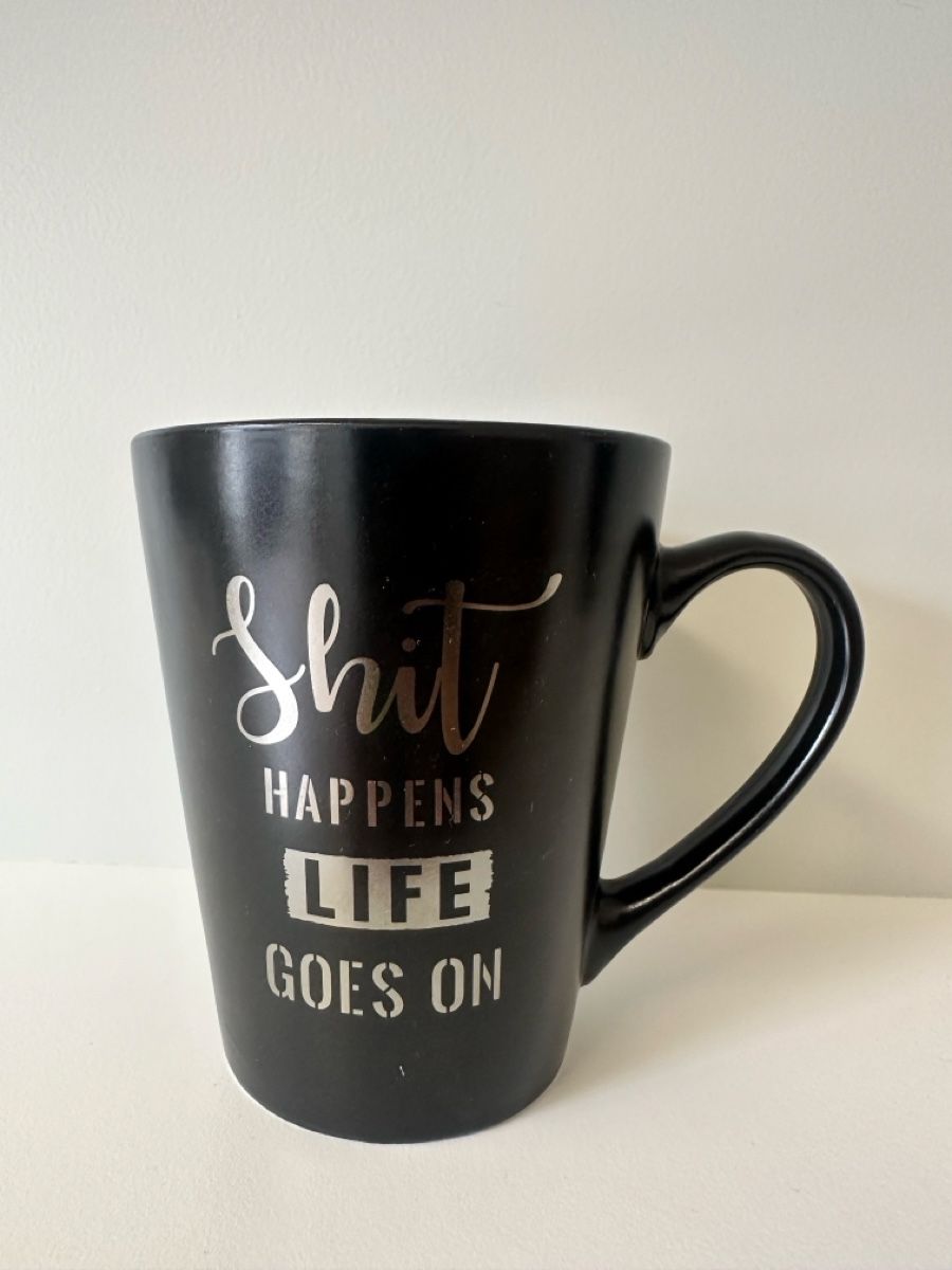 Tazze: Schwarze Tasse "Shit Happens Life Goes On" – Usato da Wangen SZ venduto da Jaay_Sky