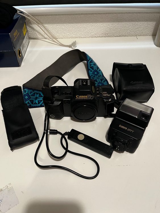 Canon T70 Analogique + remote switch + flash Kaufen auf Ricardo