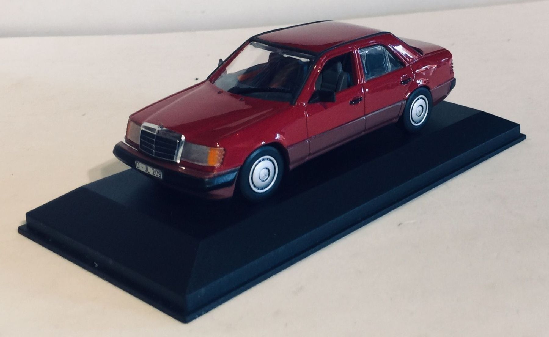 Minichamps Modellautos: MINICHAMPS  Mercedes-Benz 200D – Gebraucht aus Sonceboz-Sombeval von Decolove 1