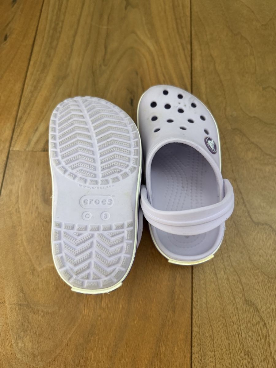 Crocs Chaussures garçon: Süsse Schuhe von Crocs – D'occasion à Au SG par Sukirl 2