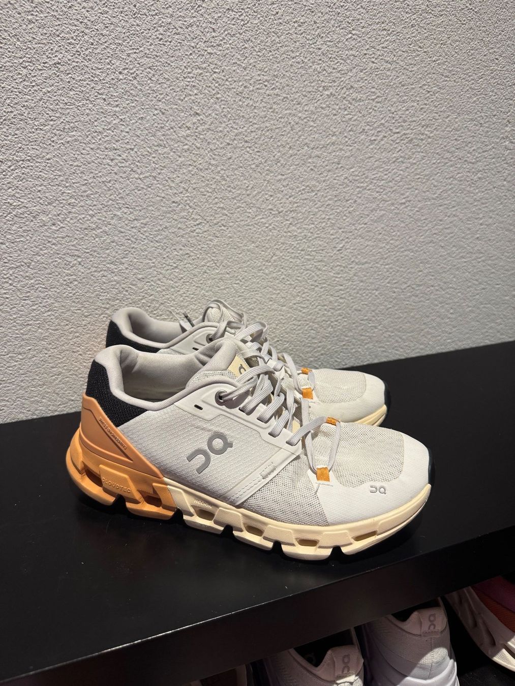 On Scarpe da donna: On Running - Cloudflyer 4 - Damen - Ivory | Tangerine – Usato da Zürich venduto da SNovo