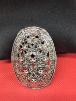 Brosche oval mit filigranem Muster silberfarben 