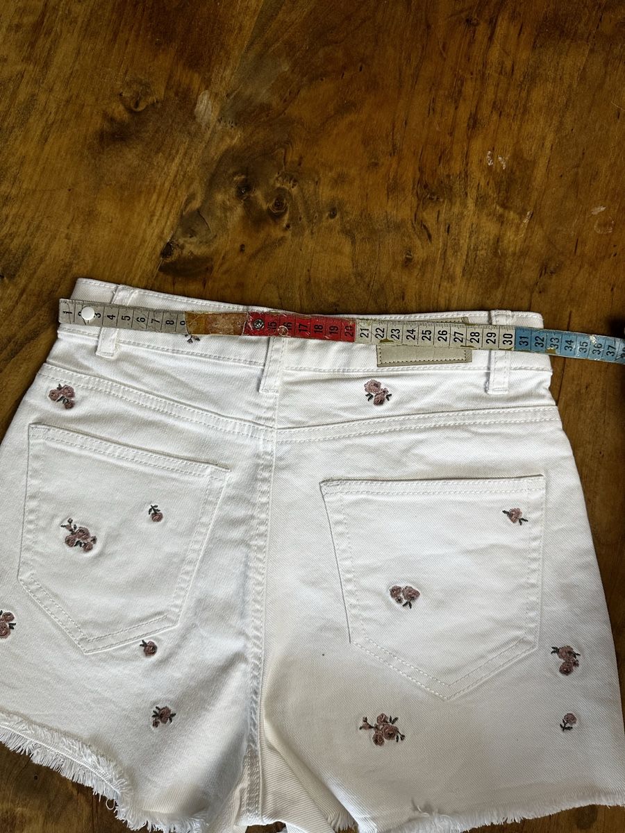 C&A Jeans: Shorts CLOCKHOUSE blanc taille 34 brodé neuf – Nuovo (secondo la descrizione) da Châtelaine venduto da Alexandra.jankowski 1