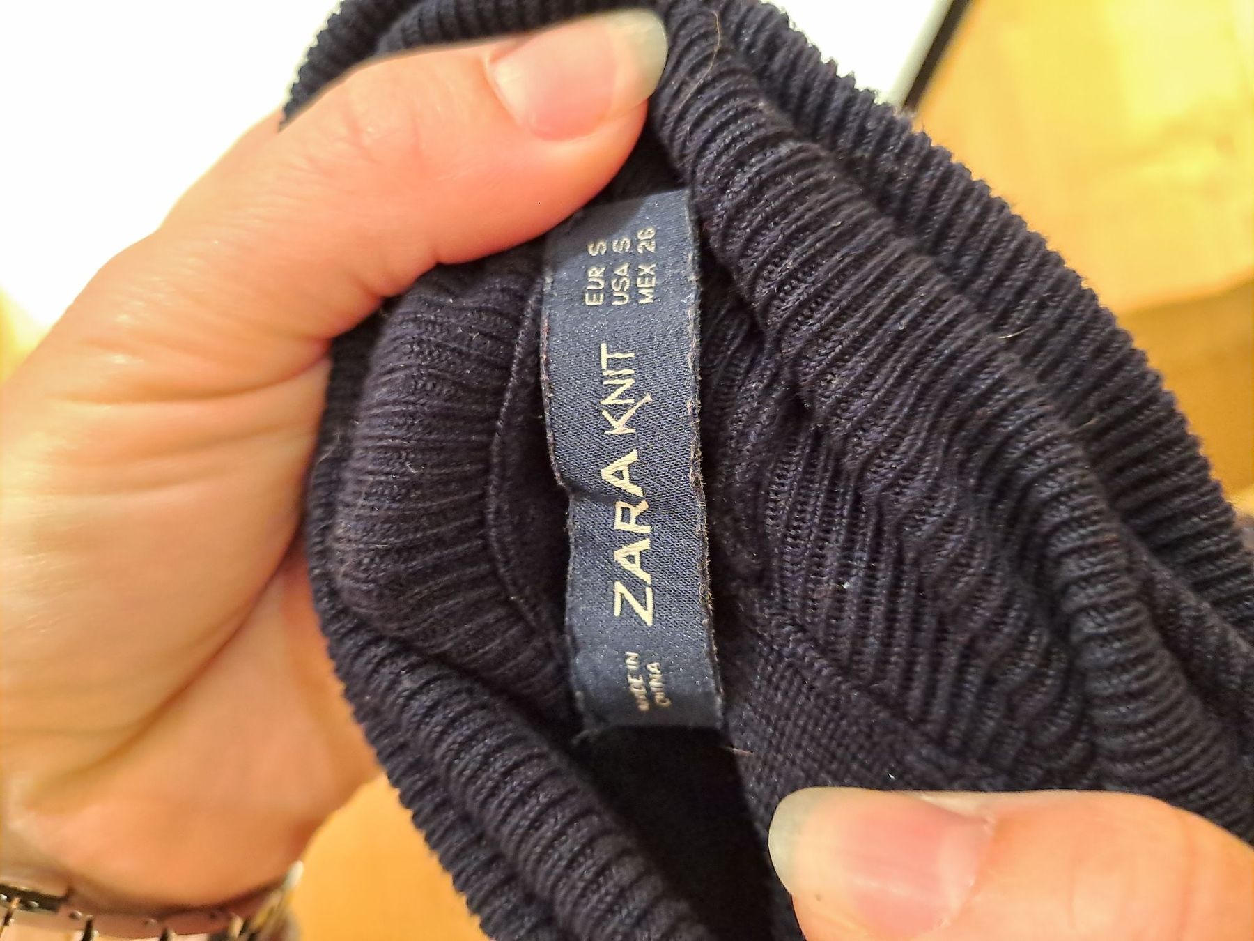 Zara Maglioni & Felpe: Pull col roulé Zara, taille S, marine. – Usato da Valeyres-sous-Montagny venduto da Romy. 1