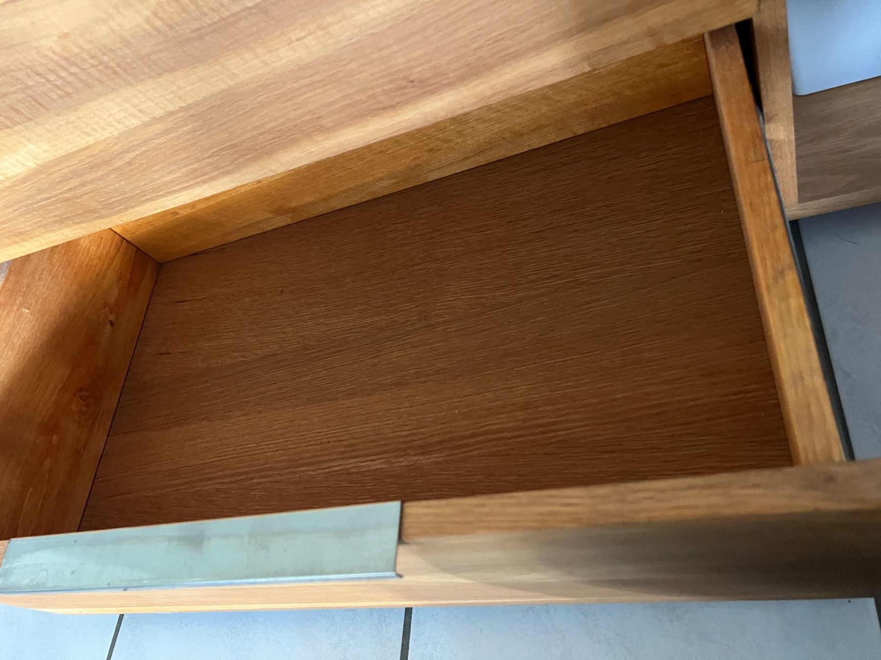 Commodes: Massives Eichenholz-Sideboard mit 3 Schubladen – D'occasion à Volketswil par SecondHanderia 6