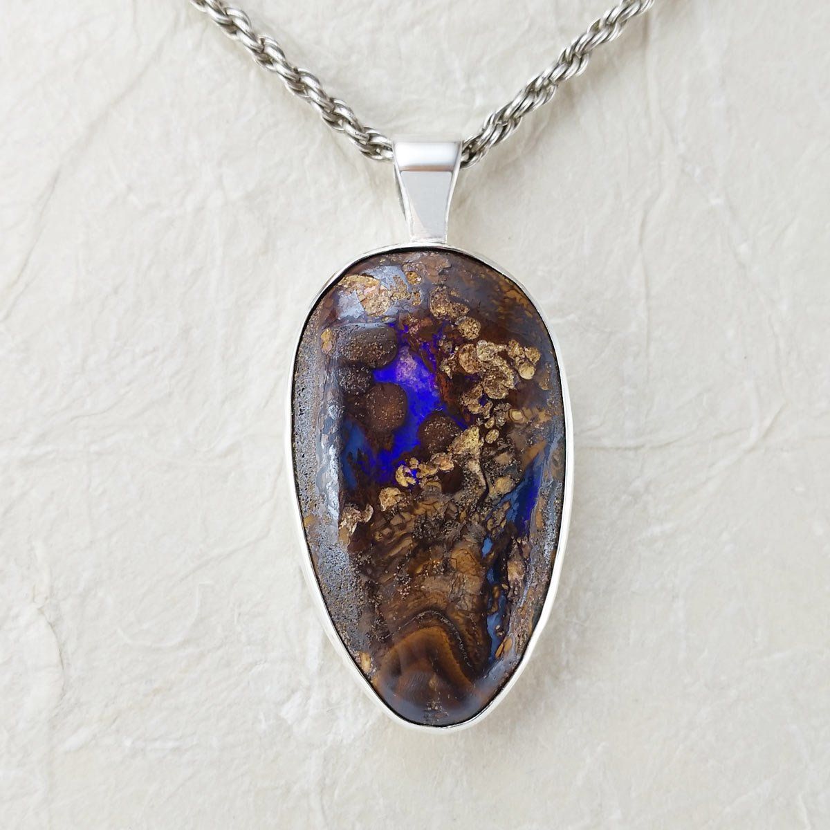 Ketten: Boulder Opal Anhänger mit Silber Kordelkette – Neu und originalverpackt aus Meilen von Byrd-bijoux