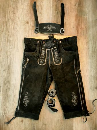 Lederhose mit Träger in grösse 58