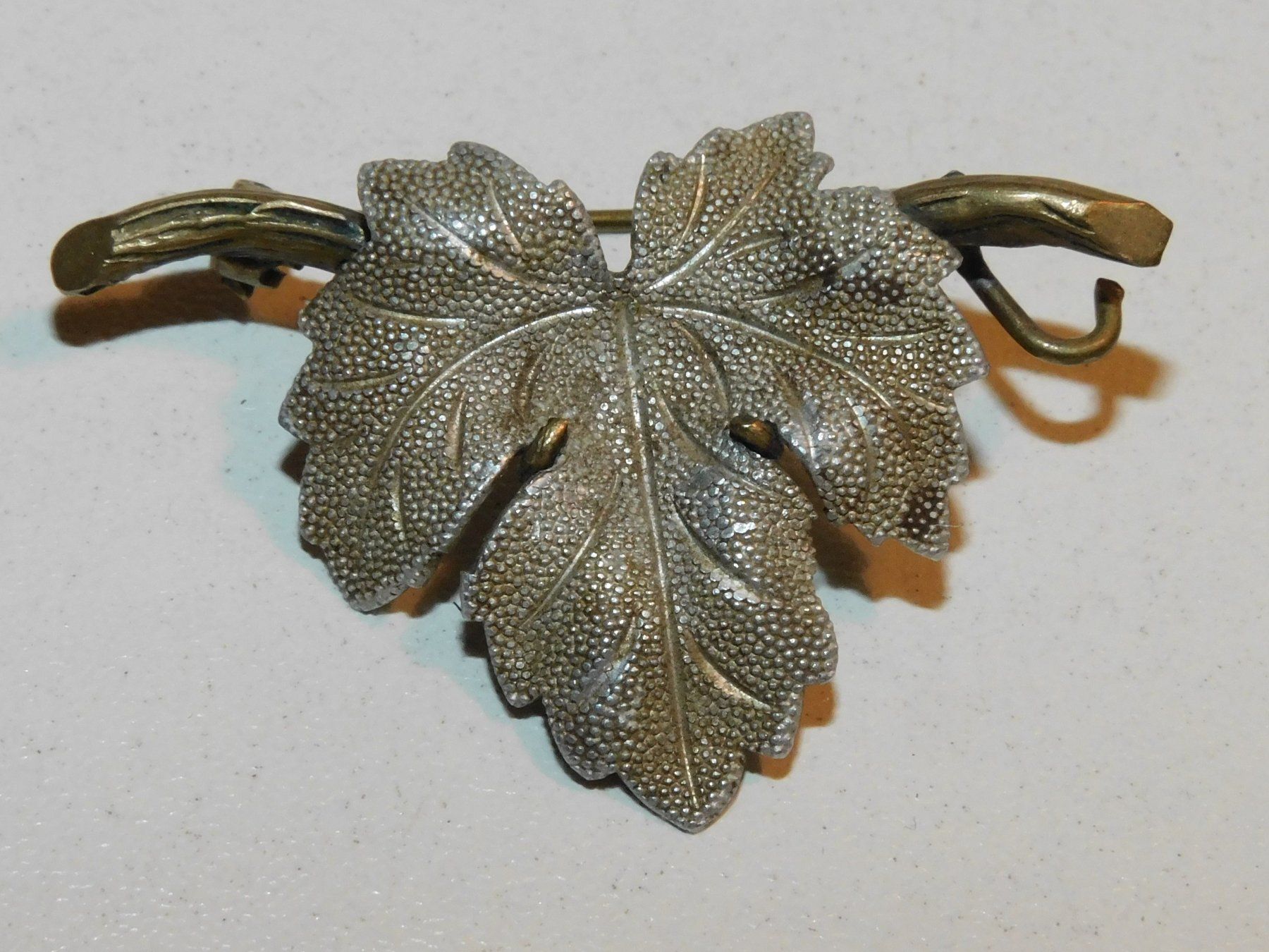 Broches & Aiguilles: Brosche alte handgemachte Brosche 5.5 x 2 cm – D'occasion à Sursee par 76 4