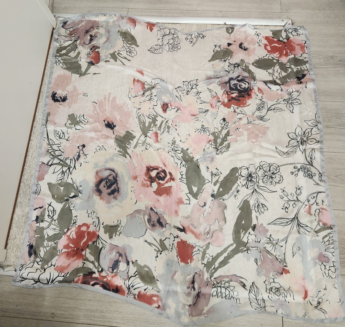 Foulards & écharpes: Foulard Nine West imprimé floral rose clair  – D'occasion à Niedergösgen par Eva2410