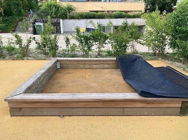 Sabbiera per bambini: Qualitäts-Sandkasten mit Abdeckung. – Usato da Wallisellen venduto da xbee