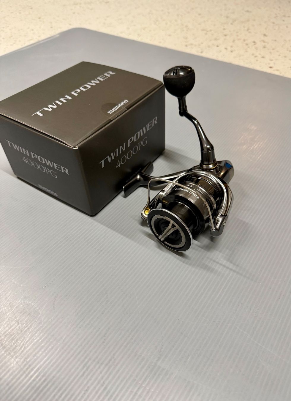 Shimano Tamburi & Mulinelli: Shimano Twin Power 4000PG-FE – Nuovo e nell'imballaggio originale da Trimbach venduto da duri.. 1