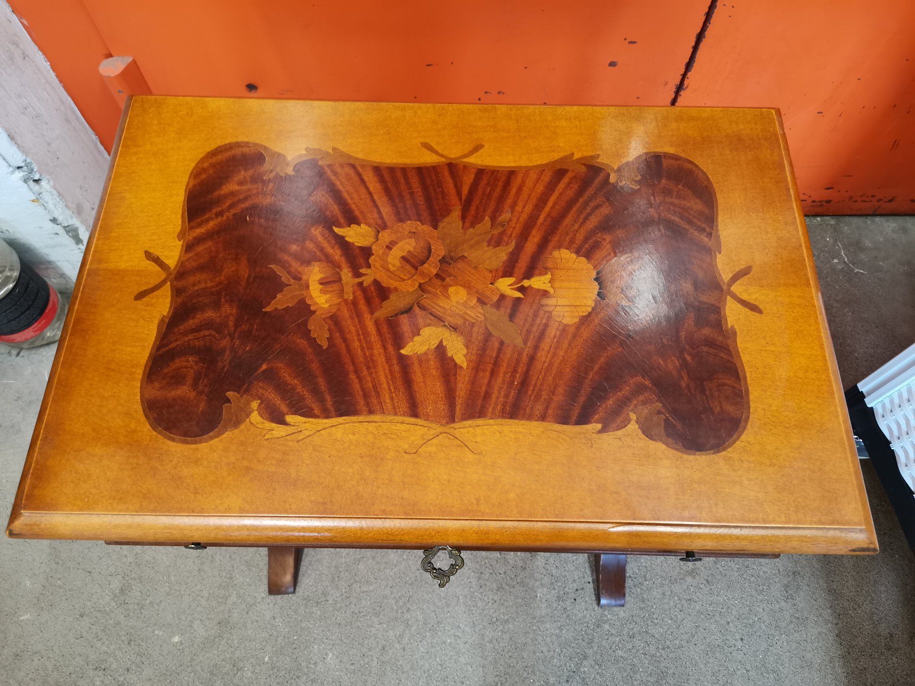 Tables: Nähtischchen mit Intarsien – D'occasion à Suhr par Brocki-Suhr