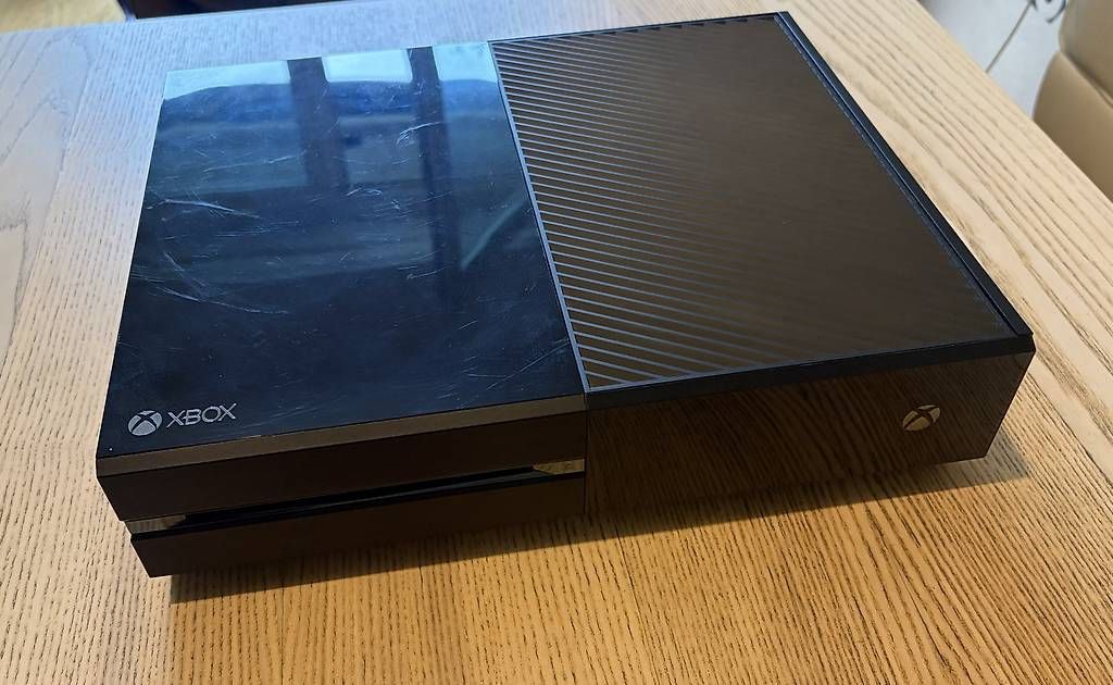 Microsoft Konsolen: Xbox One 500 GB Bundle  2 Controller + 3 Spiele – Gebraucht aus Allschwil von fre_8dtt 2