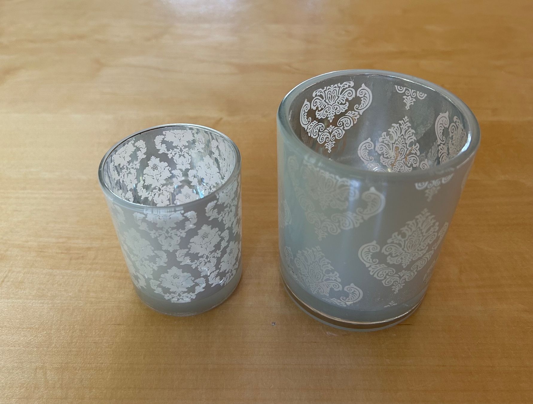 Kerzenständer: 2 Windlichter - Teelichtgläser mit Ornamenten- weiss silber – Gebraucht aus Riniken von KreativImKopf