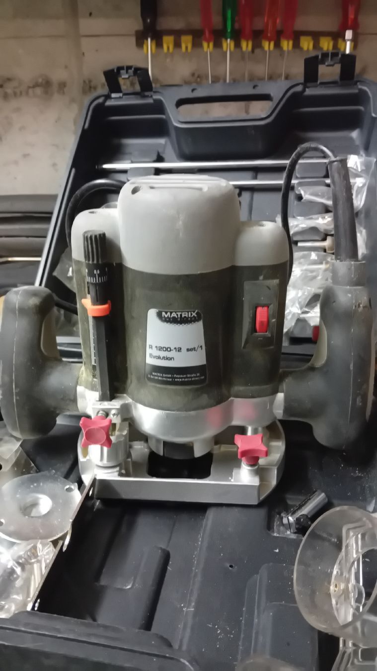 Tutte le macchine: Oberfräse MATRIX R 1200-12 set/1 Evolution 1200W mit Koffer – Usato da Möriken AG venduto da S.E.J.J.